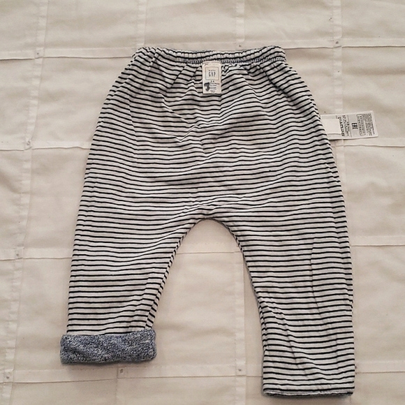 💙 BABY GAP - Blue & White Reversible Sweatpants - Size 3-6 M - Picture 4 of 7